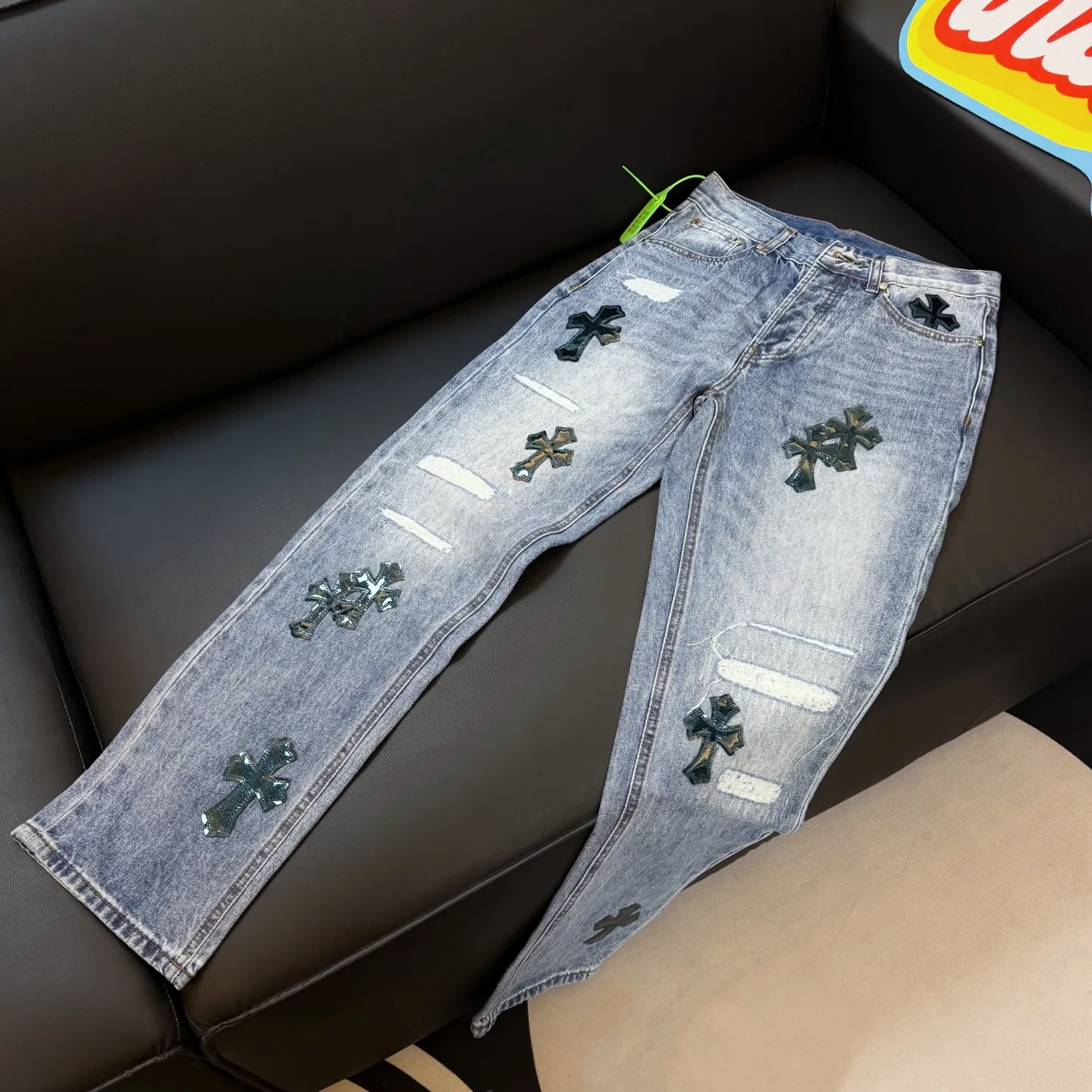P300 style number: D353 ⭐️Chromehearts washed blue ripped starry sky🌃leather jeans ceiling-level jeans hard to find at the counter‼ ️About Zangyin✅This is an extremely luxurious fashion brand that can also be called the aristocracy of the high street. It has always been an exclusive brand for some hipsters or rich second generations. The color of this model is already very eye-catching by using a unique washed material. It is decorated with pink patch cross flowers, which cleverly highlights the charm of the brand. Secondly, this model adopts a classic high-waist cut design, which highlights the long legs and fashionable temperament of the upper body. The brand is highly recognizable and the slim-fitting configuration is more suitable for daily wear. The personality will be fashionable and the specifications can be seen at a glance. Materials and technology ✅ Needless to say, this point goes without saying. As an excellent craftsman brand, Zangyin's requirements for details and craftsmanship are really perfect. The washed color of this model has gone through a lot of processes, not to mention the embellishment of the denim appliqués. It is also purely handmade and sewn. Just like what they believe in, only handmade things have soul and have the meaning of wearing. A top-notch heavy-duty fashionable denim item, recommended by both hands‼ ️ Size: 28, 30, 32, 34, 36 (S-XXL) Color: Washed light blue Size reference: Pants length 100 102 104 106 106 Waist 72 76 80 84 88 Recommended weight S (about 110 pounds) M (about 120 pounds) L (about 140 pounds) XL (about 165) XXL (around 185)